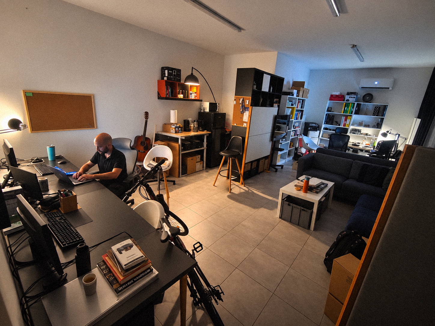 La fotografia del nostro studio, con le due postazioni di lavoro e l'area per confrontarsi